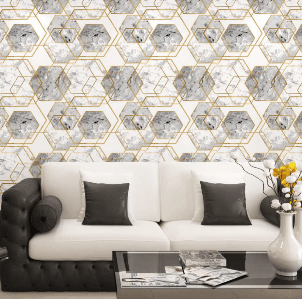 LUXURIOUS GOLD GEOMETRIC HEXAGON WALLPAPER WITH MARBLE ACCENTS FOR A MODERN AND ELEGANT LIVING ROOM WALLPAPER