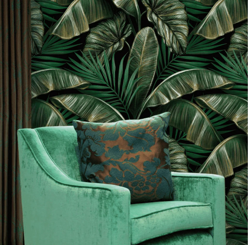 VIBRANT TROPICAL LEAF WALLPAPER IN DARK GREEN AND GOLD FOR A LUSH AND EXOTIC INTERIOR WALLPAPER