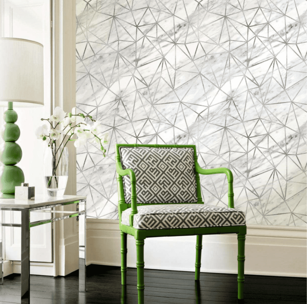 ELEGANT GEOMETRIC WALLPAPER WITH SILVER LINES ON A WHITE MARBLE BACKGROUND FOR A MODERN AND SOPHISTICATED SPACE WALLPAPER