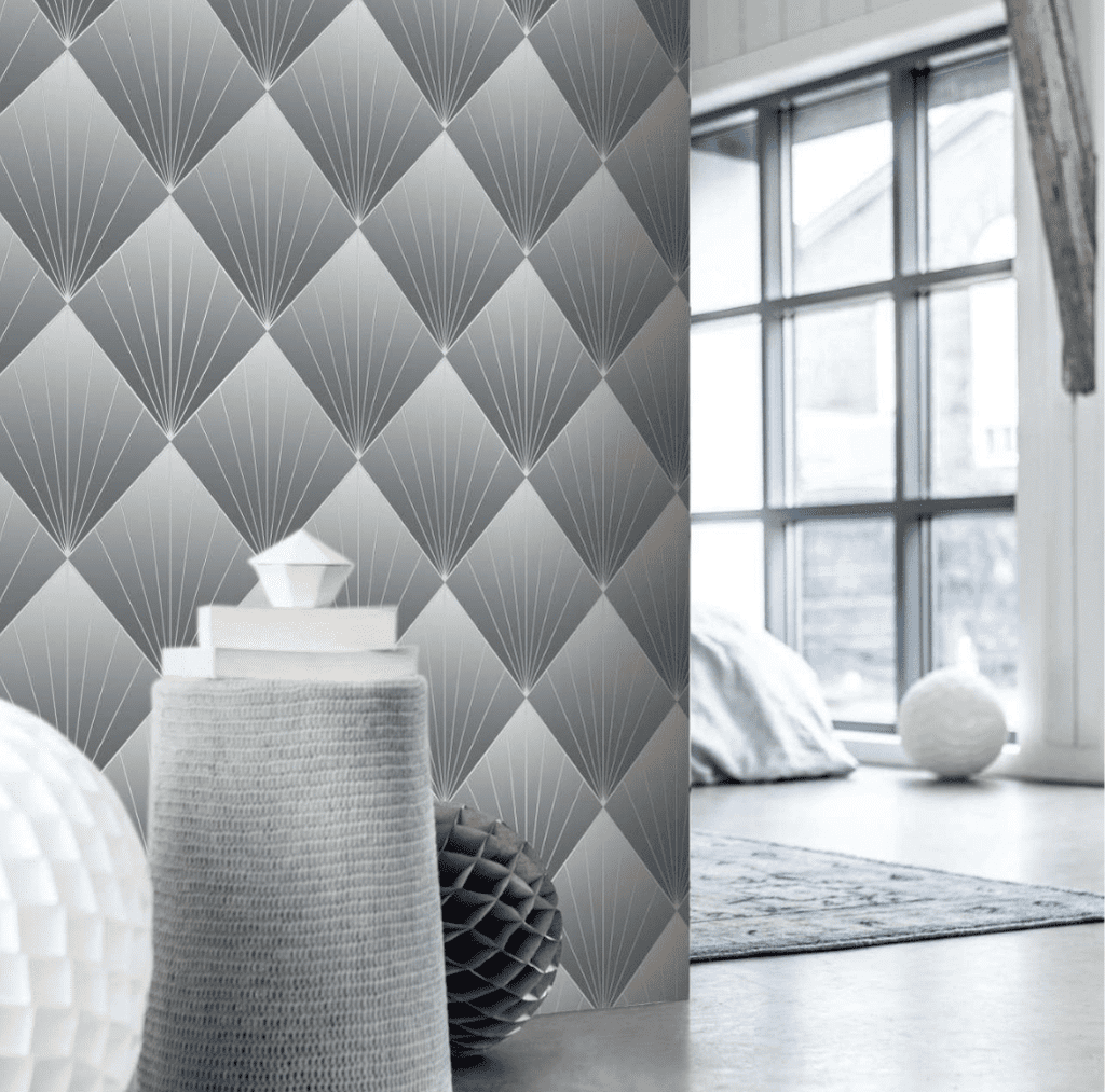 SOPHISTICATED GEOMETRIC WALLPAPER WITH GOLD LINES ON A GREY MARBLED BACKGROUND FOR A MODERN LIVING ROOM WALLPAPER